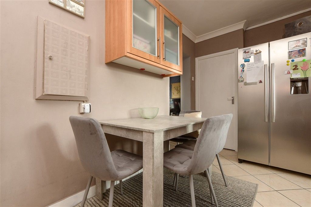 Property photo 3 of 10 Kitchen/Entrance Area