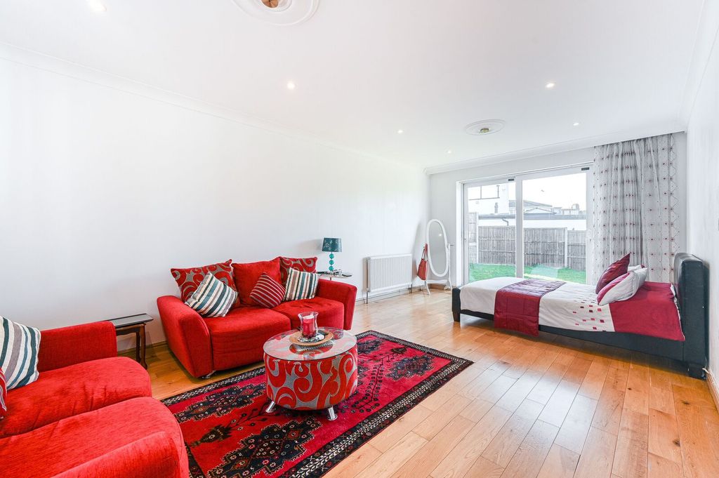Property photo 2 of 31