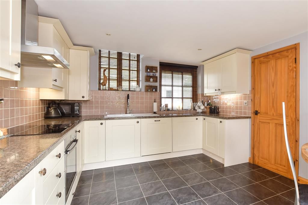Property photo 3 of 19 Kitchen