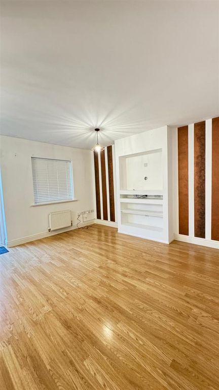 Property photo 1 of 33 Photo 3