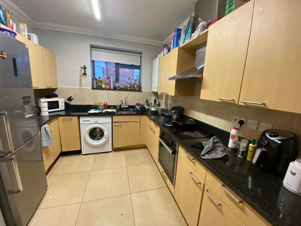 Property photo 1 of 9 A Spacious Kitchen Equipped With Modern Appliances...