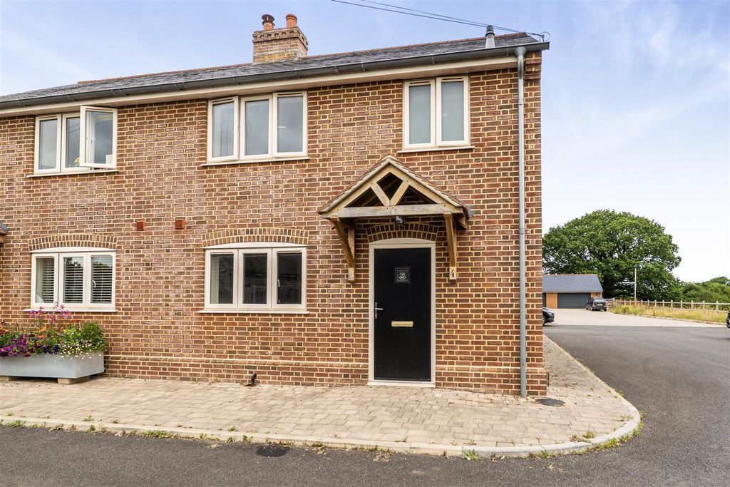 Property photo 1 of 11 4 Daisy Meadows