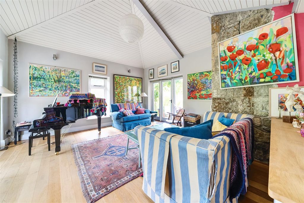 Property photo 2 of 32 Garden Room