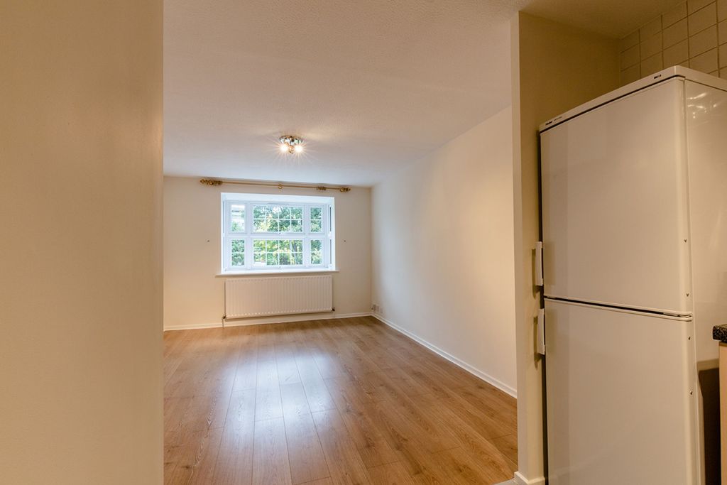 Property photo 3 of 10 Living_Room