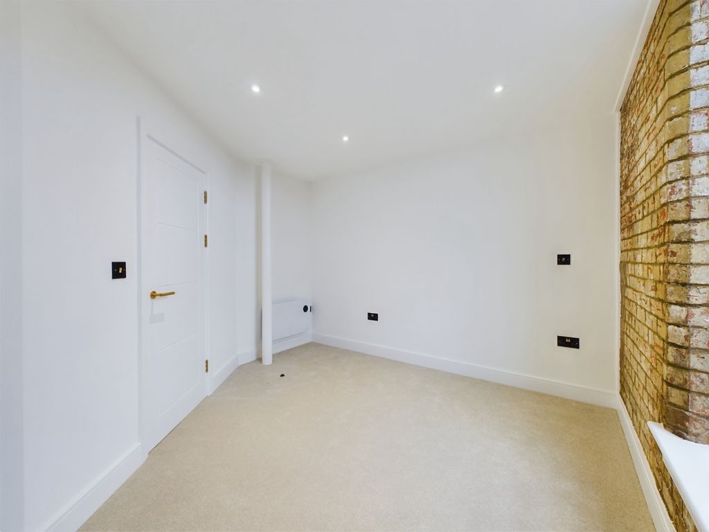 Property photo 3 of 6 Bedroom