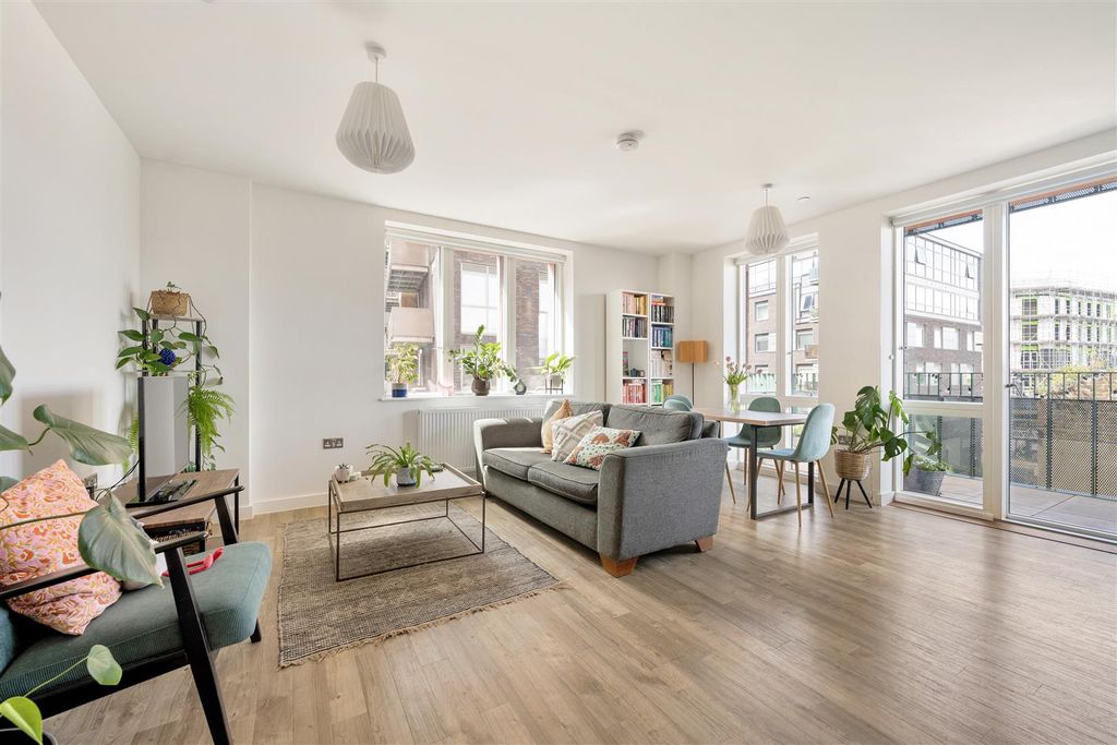 Property photo 1 of 31 Brunner Road, E17