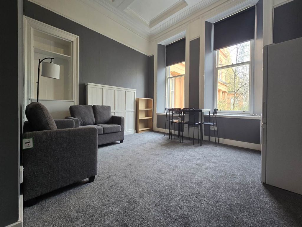 Property photo 3 of 18 Living Room