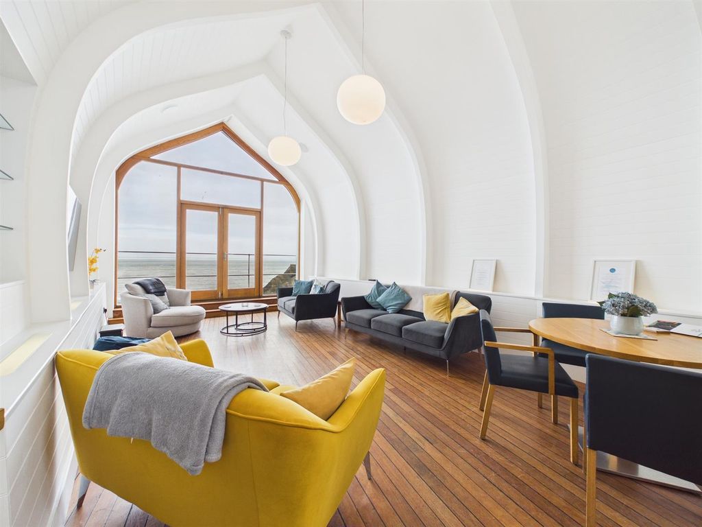 Property photo 3 of 23 Lounge