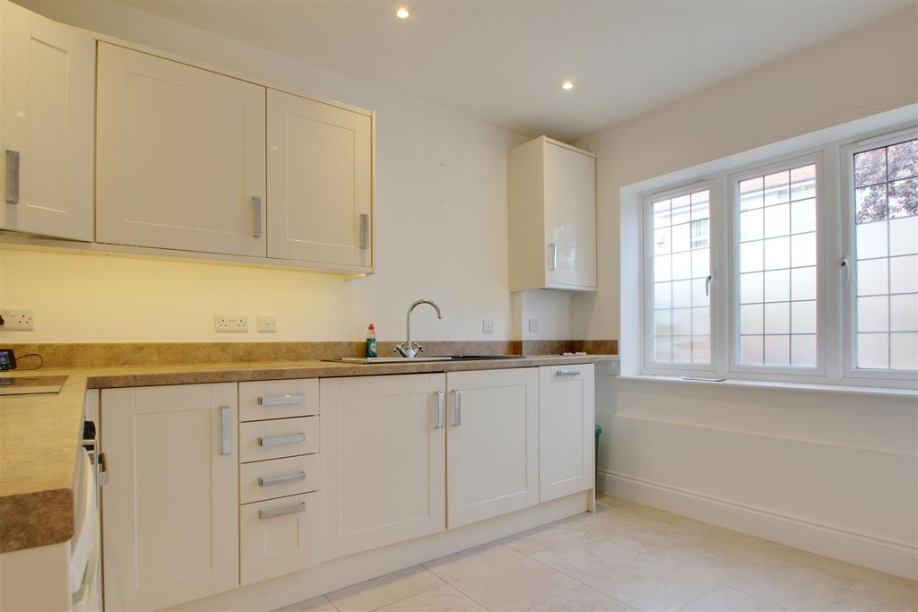 Property photo 3 of 6 Kitchen