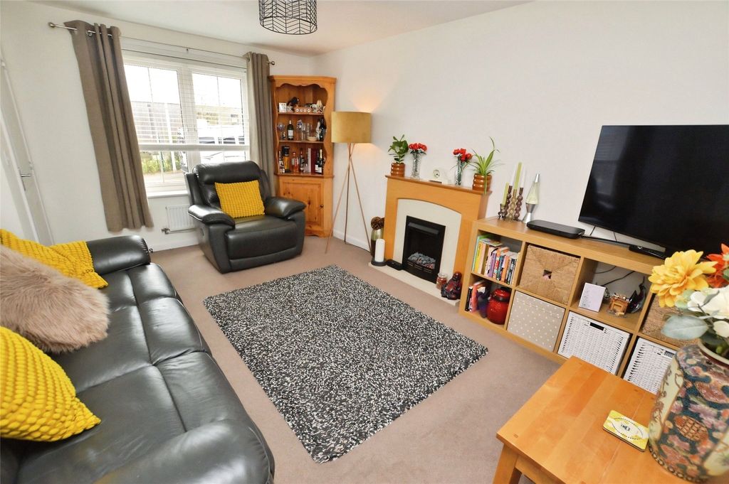 Property photo 2 of 10 Living Room