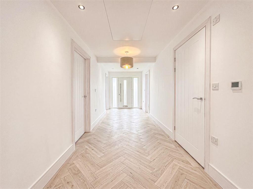 Property photo 2 of 20 Entrance Hall