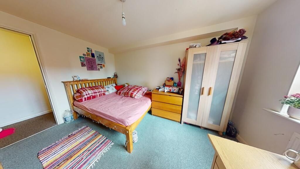Property photo 1 of 6 A Bright And Airy Double Bedroom Featuring A Comfo...