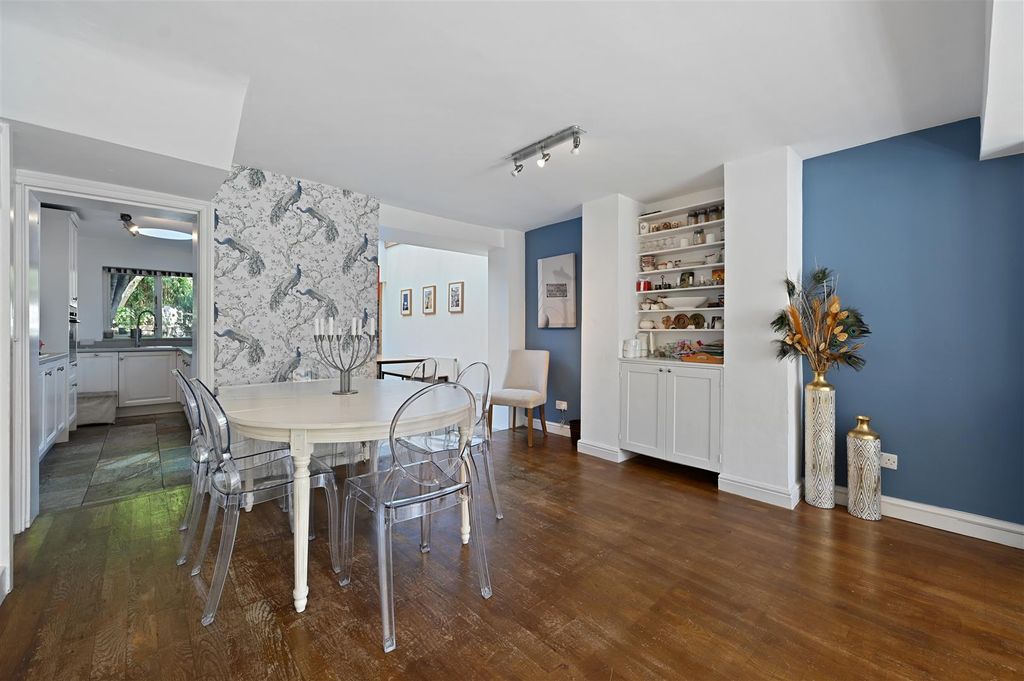 Property photo 3 of 10 Bradmore Park Road