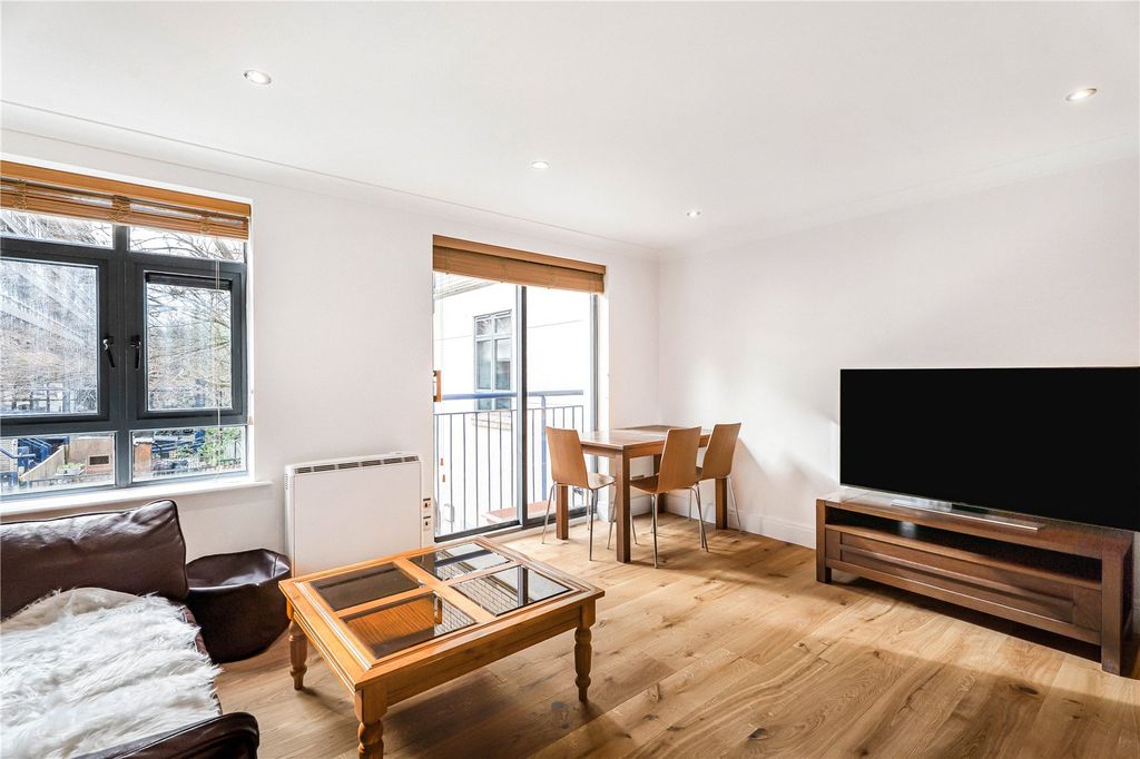 Property photo 3 of 17 Reception