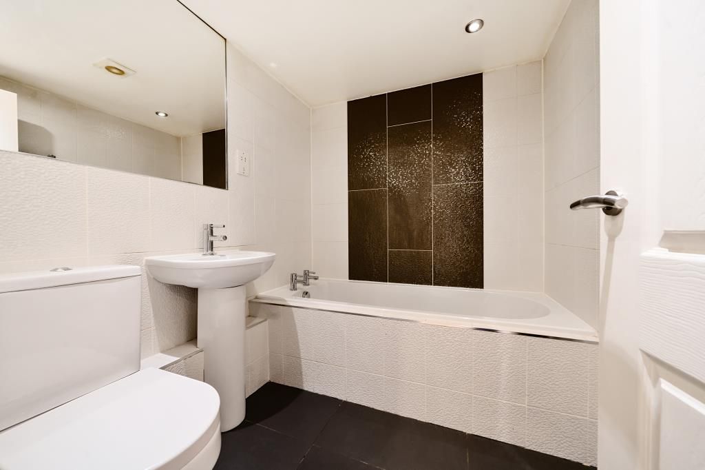 Property photo 3 of 11 Bathroom