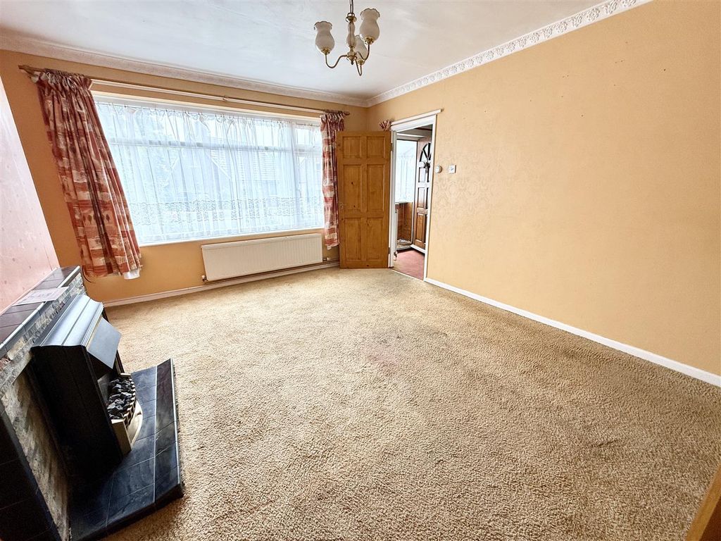 Property photo 3 of 12 Lounge