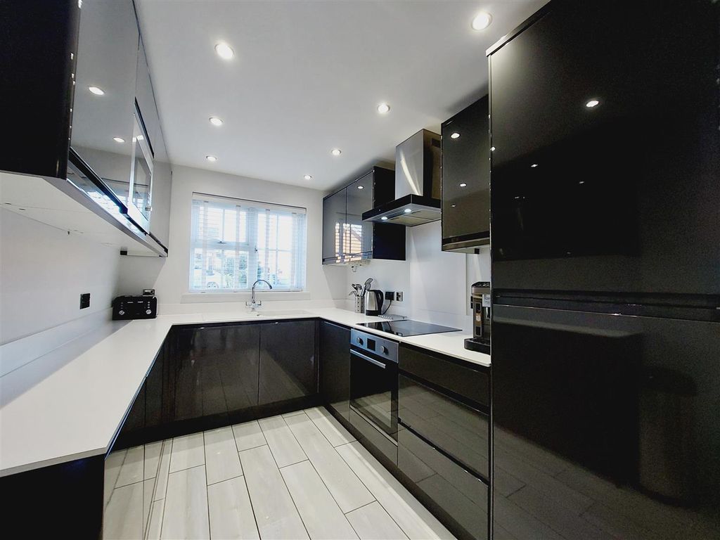 Property photo 3 of 16 Kitchen