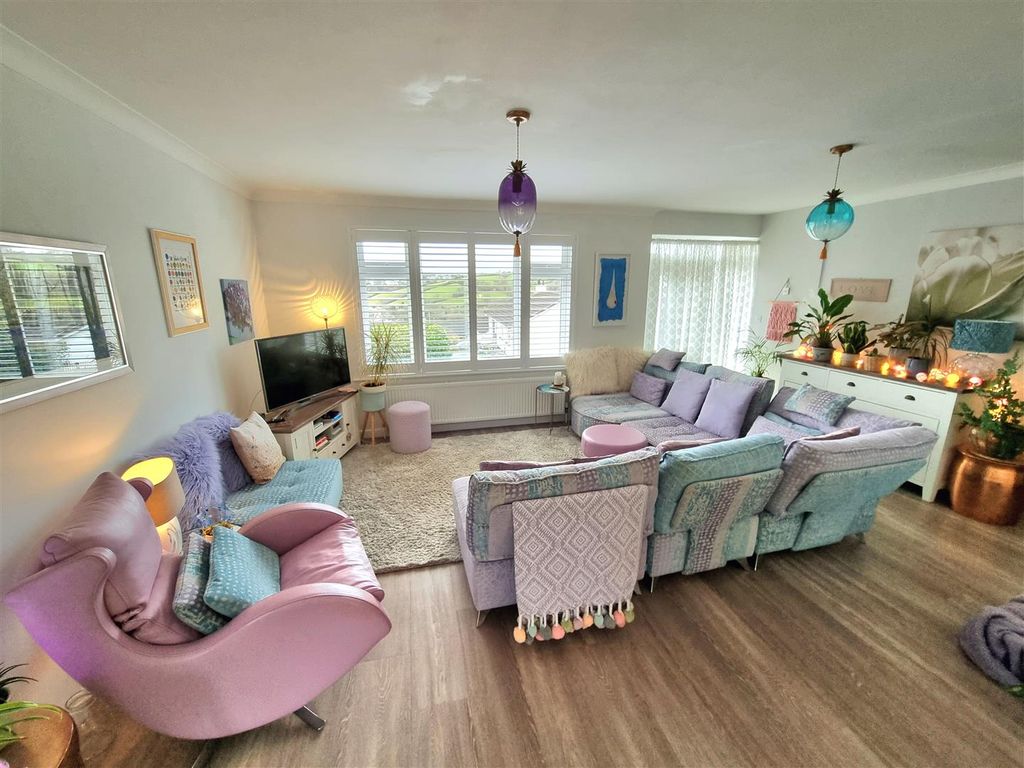 Property photo 3 of 20 Sitting Area.Jpg