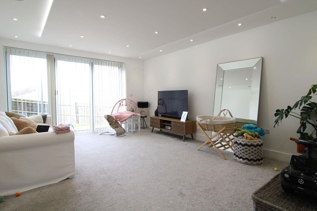 Property photo 3 of 10 Lounge