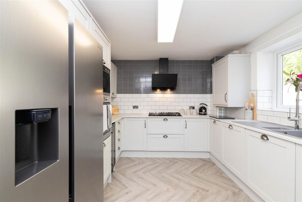 Property photo 3 of 16 Kitchen