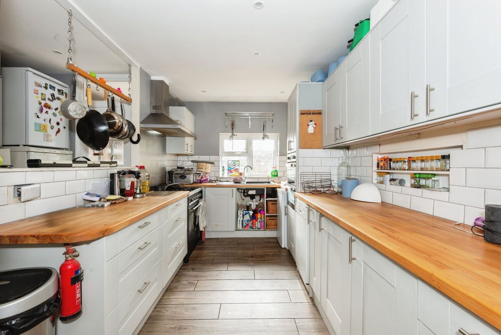 Property photo 3 of 11 Kitchen (2)