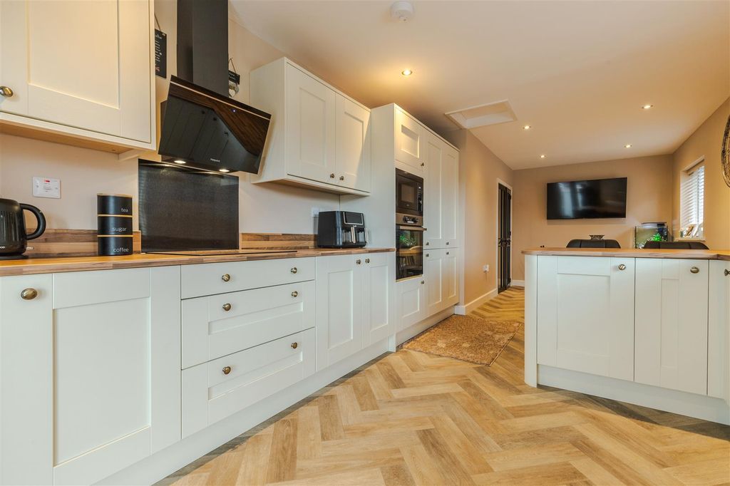 Property photo 2 of 19 Kitchen Diner