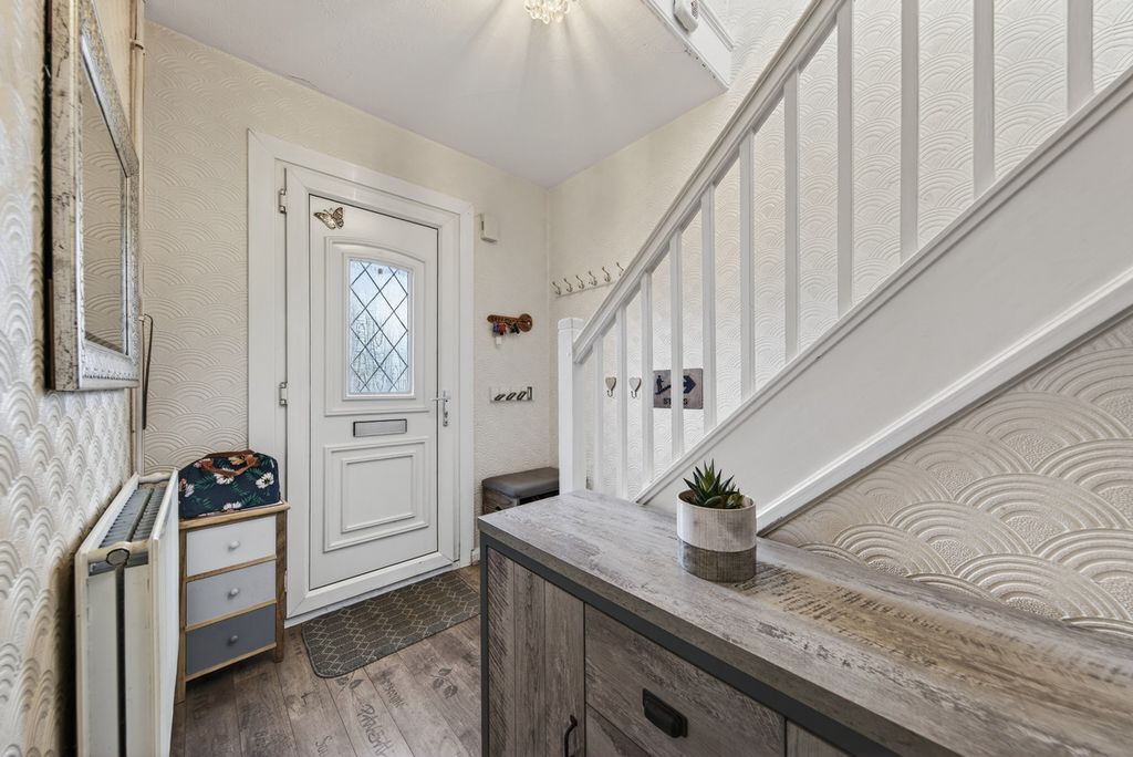 Property photo 2 of 28