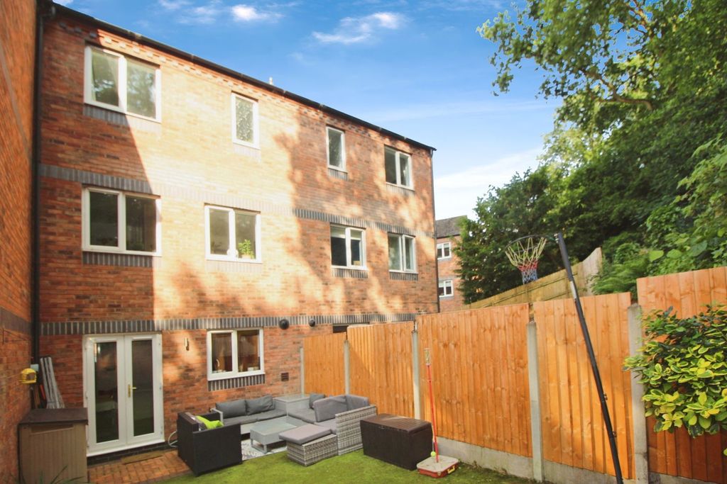 Property photo 2 of 28