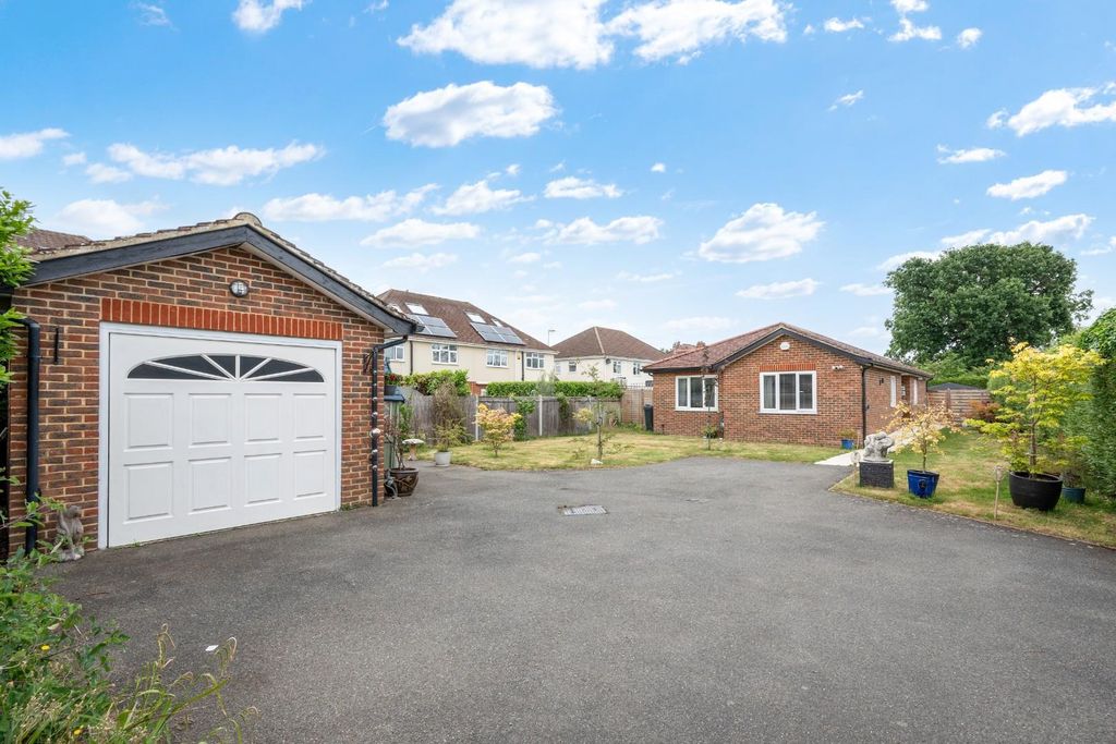 Property photo 1 of 21 Chessington Road