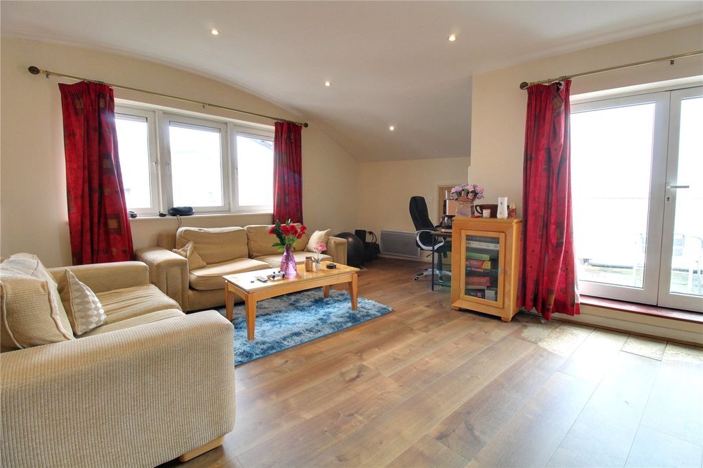 Property photo 2 of 11 Picture No. 17