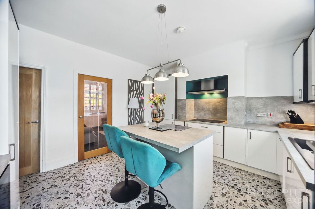 Property photo 3 of 24