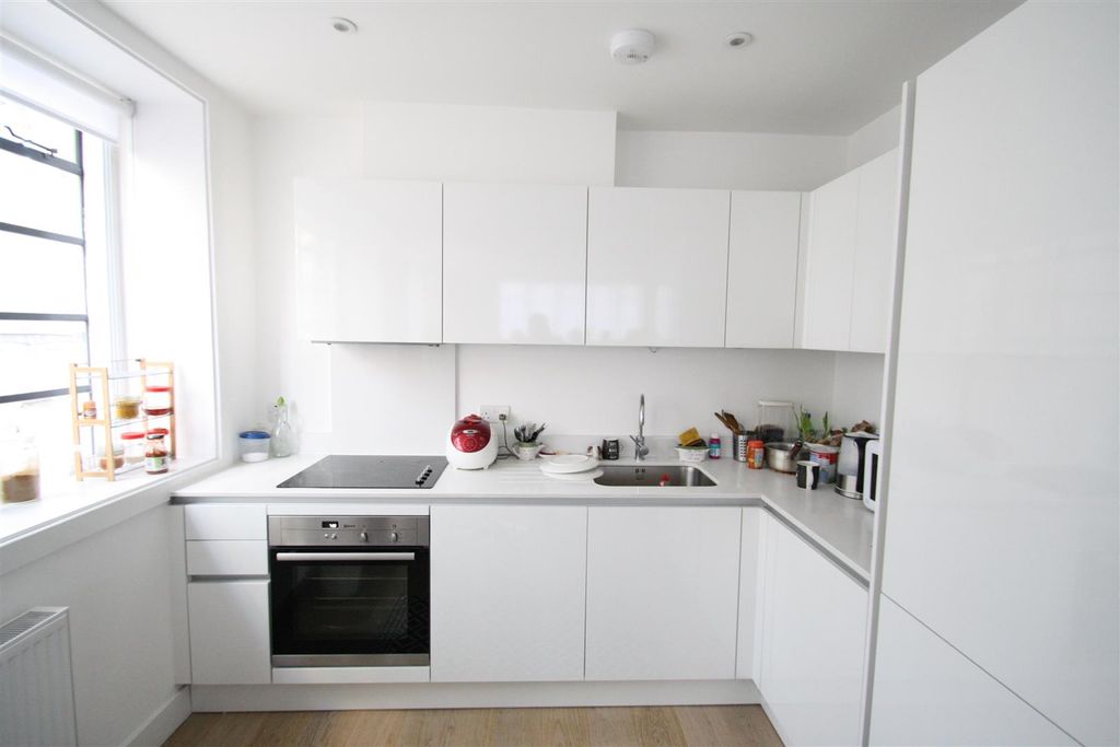 Property photo 2 of 9 Kitchen