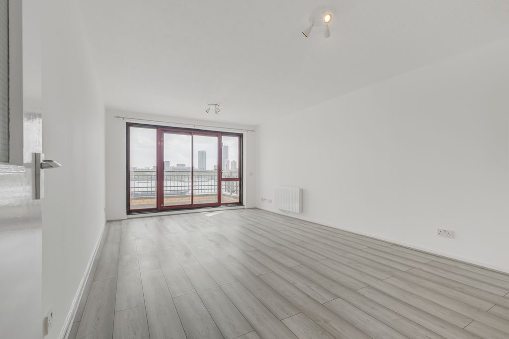 Property photo 1 of 11 Reception/Balcony