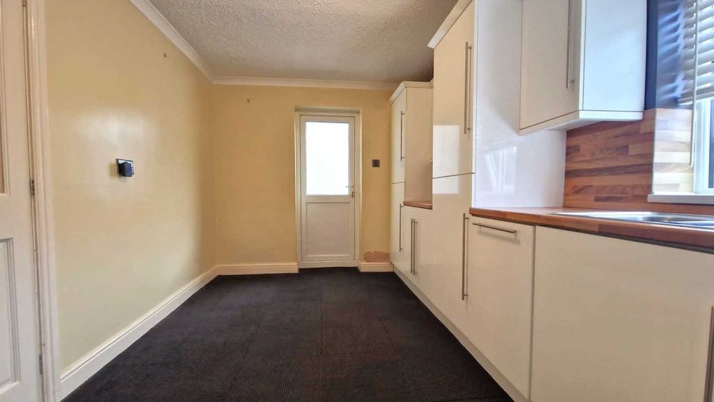 Additional image 6 of 4 bed semi-detached house to rentTithe Farm Road, Dunstable LU5