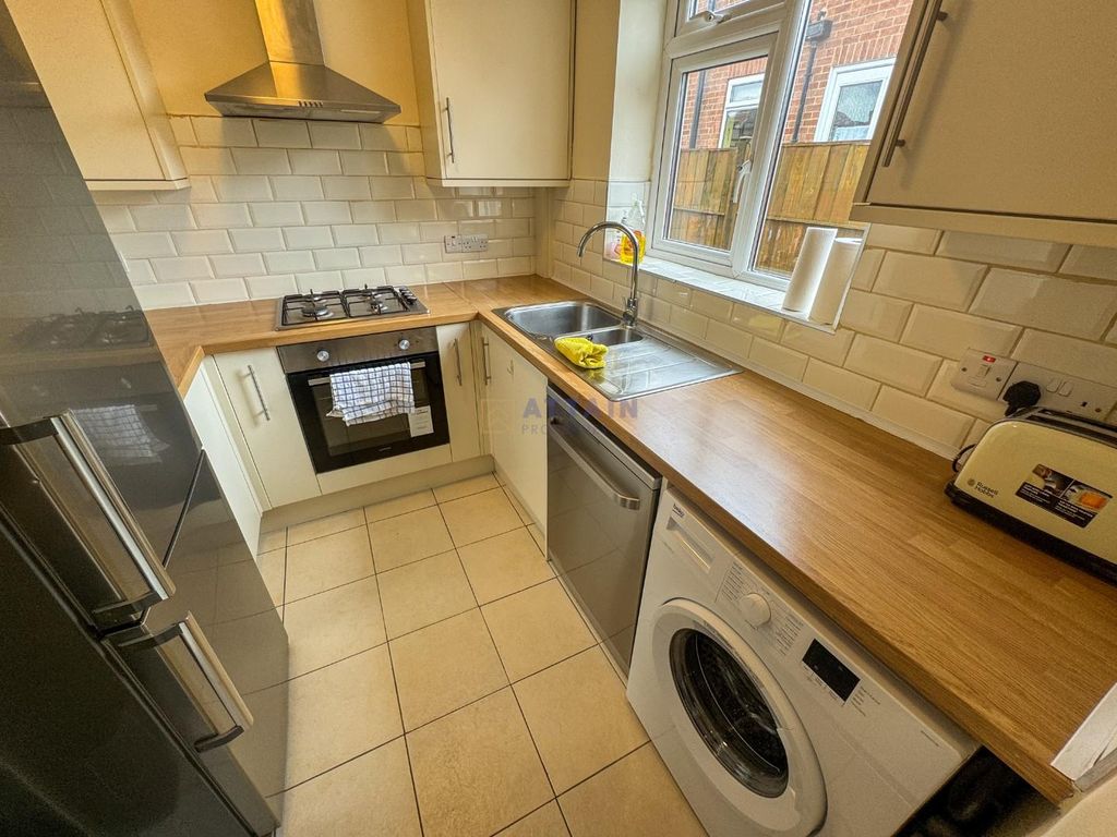 Property photo 3 of 14 Kitchen.Jpg