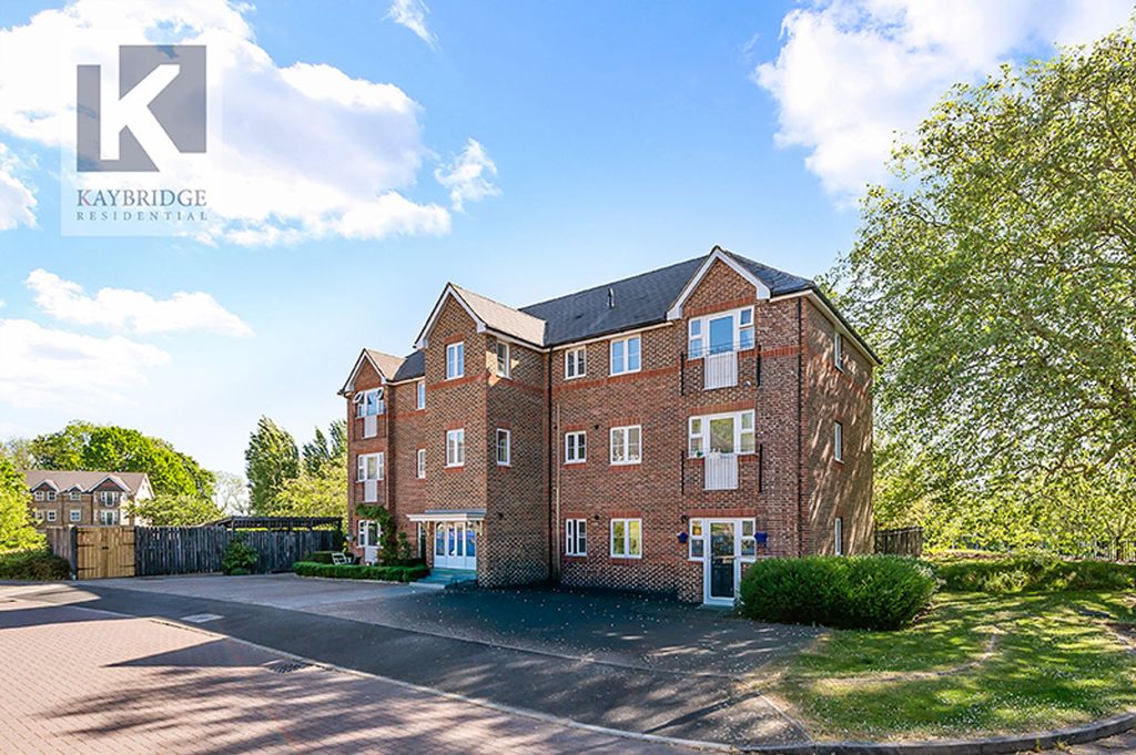 Property photo 1 of 8 Eastman Way, Epsom - Kt19 8Fh