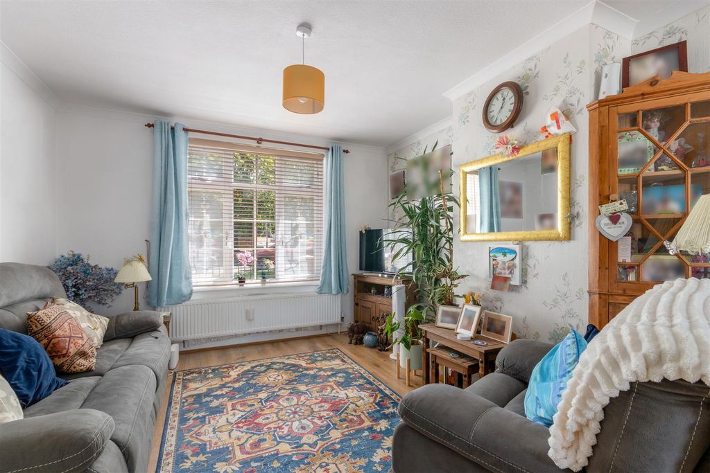 Property photo 2 of 11 Canterbury Road