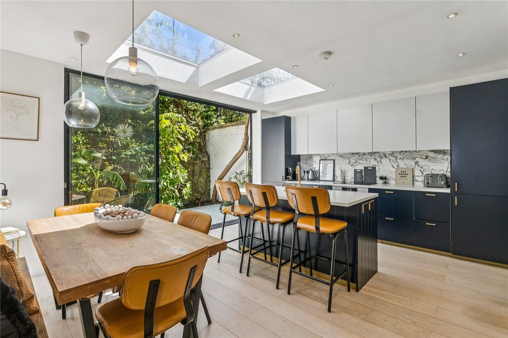 Property photo 1 of 11 Kitchen