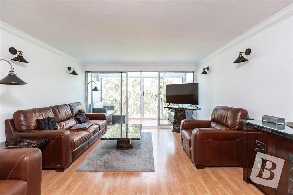 Property photo 3 of 17 Living Room
