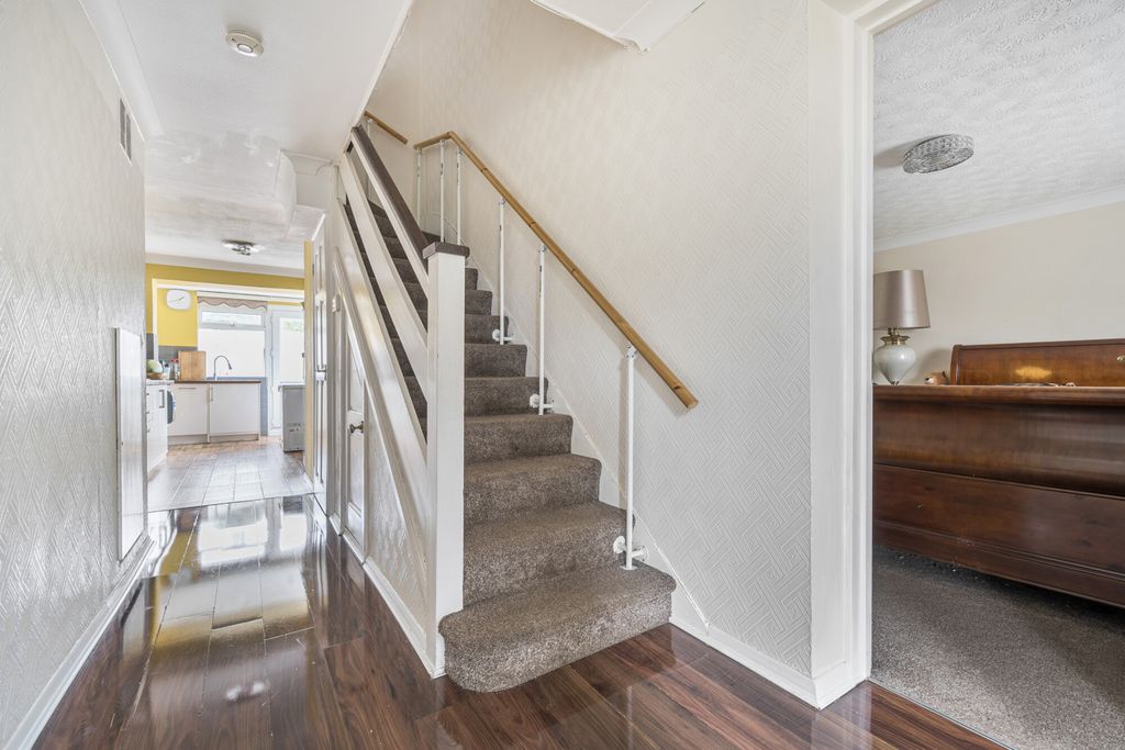 Property photo 3 of 20 Entrance Hall