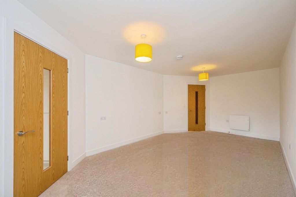 1 bed flat for saleRotten Row, Lichfield WS13 photo 5