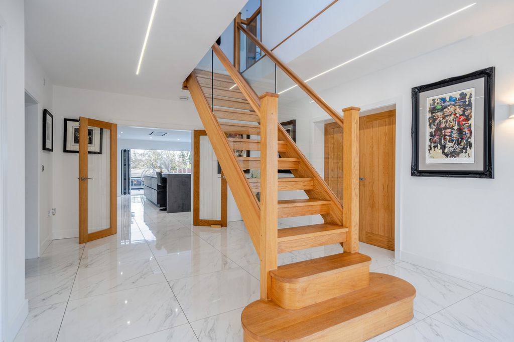 Property photo 2 of 23