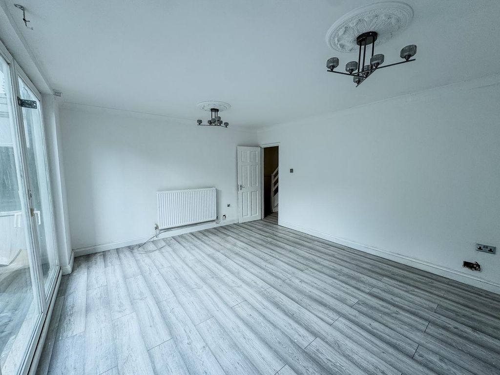 Property photo 3 of 18 Gallery