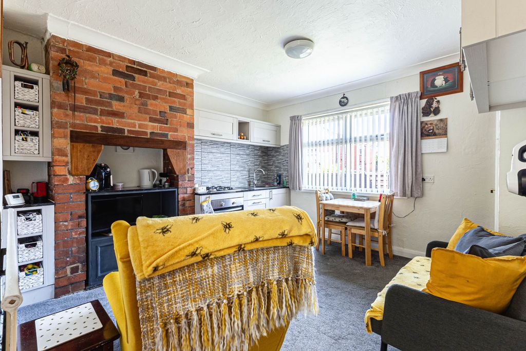 Property photo 2 of 17 Kitchen/Dining Room