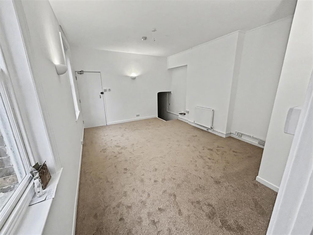 Property photo 3 of 8 Lounge