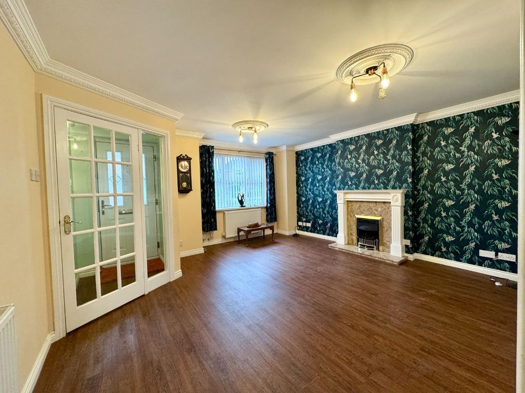 Property photo 3 of 15 Lounge