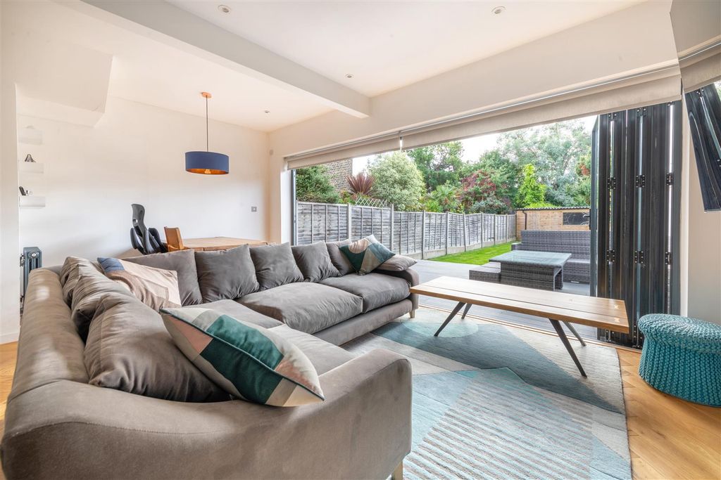 Property photo 2 of 30 Maybank Road, E18