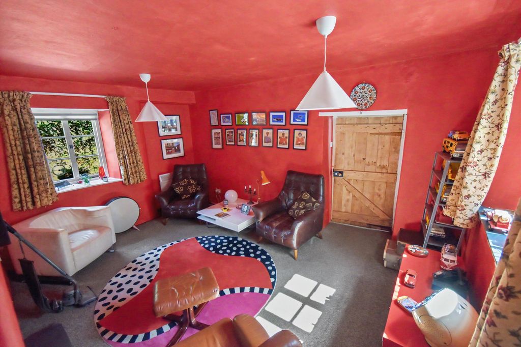Property photo 3 of 28