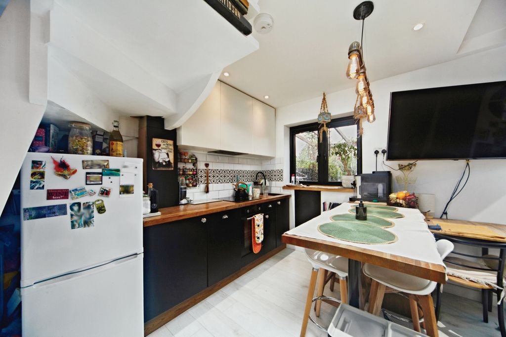 Property photo 3 of 17 Photo