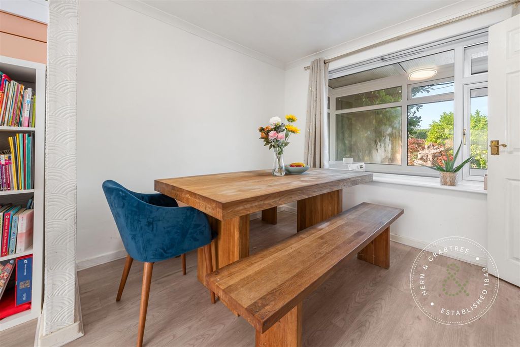 Property photo 3 of 29 Woolaston-Avenue-08.Jpg